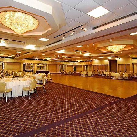 Quality Inn & Conference Center Maple Shade Ресторан фото