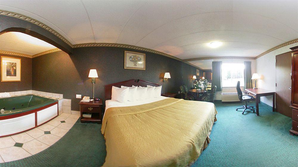 Quality Inn & Conference Center Maple Shade Экстерьер фото