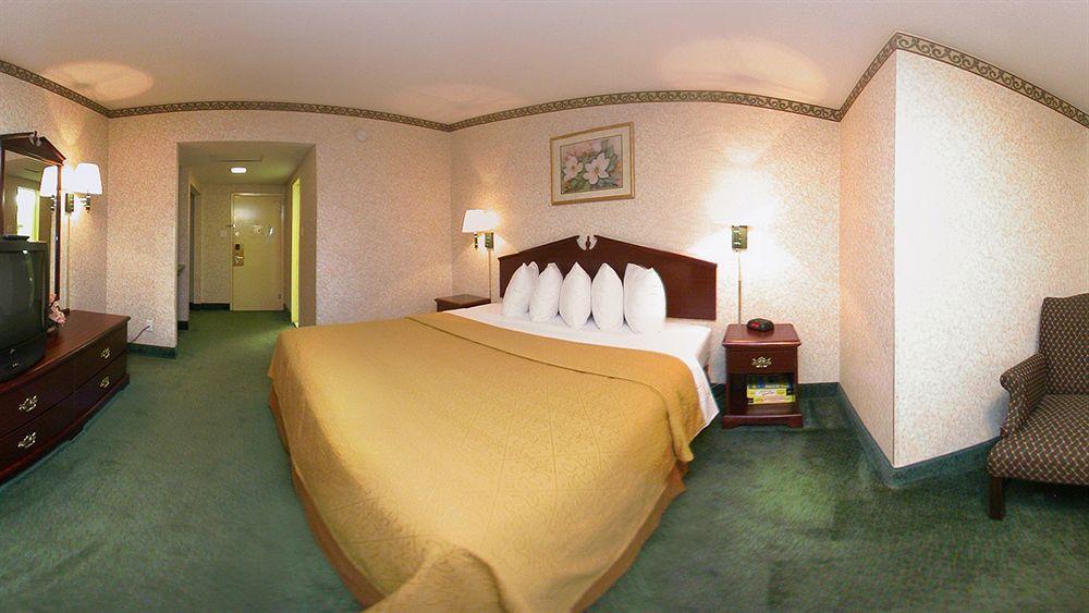 Quality Inn & Conference Center Maple Shade Экстерьер фото