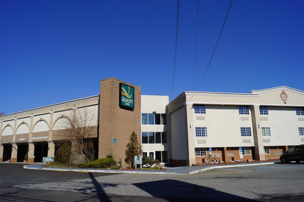 Quality Inn & Conference Center Maple Shade Экстерьер фото