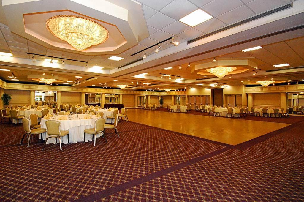 Quality Inn & Conference Center Maple Shade Ресторан фото