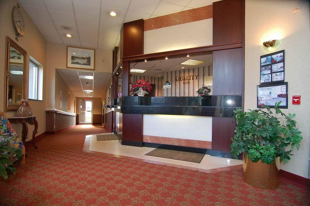 Quality Inn & Conference Center Maple Shade Экстерьер фото
