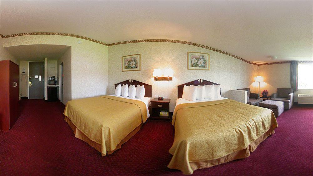 Quality Inn & Conference Center Maple Shade Экстерьер фото